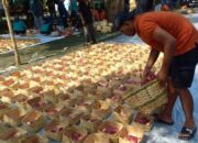 Patut Dicontoh, Unmuh Jember Bagikan Daging Kurban Gunakan Besek Bambu