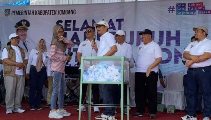 Ratusan Buruh Jombang Rayakan May Day dengan Senam Berhadiah Umroh
