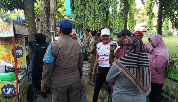 PKL dan Petugas Bersitegang Saat CFD di Alun-alun Bojonegoro