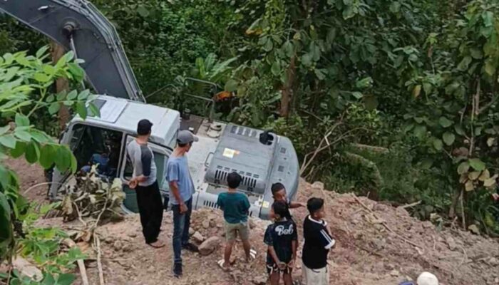 Ratusan Warga Tolak Tambang di Tengah Permukiman Desa Sayutan