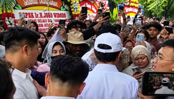 Bak Konser Rakyat, Jokowi Diserbu Warga Saat Ultah ke-65