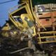Truk Pakan Ayam Nyangkut di Pembatas Jembatan Catakgayam Jombang