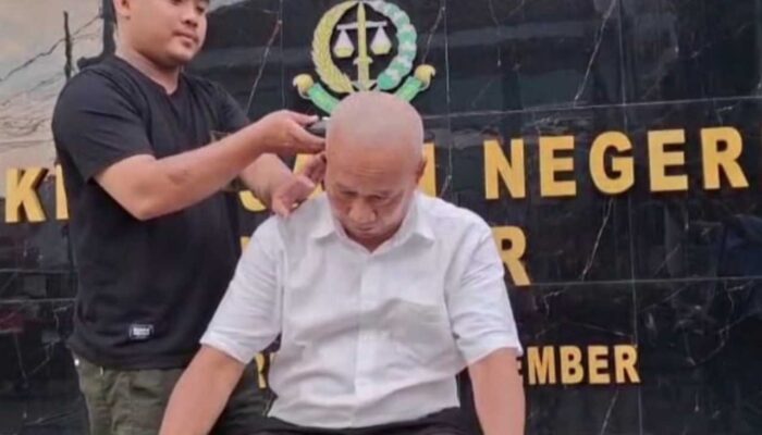 Cukur Gundul di Depan Kejari Jember, Aktivis Anti Korupsi: “Bongkar Semua !