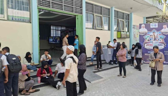 Ratusan Calon Siswa SMKN 1 Madiun Daftar Ulang