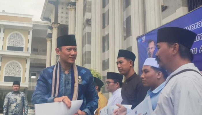 AHY Serahkan Bantuan Air Bersih dan Motor Pengangkut Sampah di Bangkalan