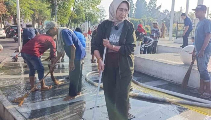 Bupati Lumajang Bangkitkan Budaya Gotong-royong Bersihkan Alun-Alun Bersama PKL