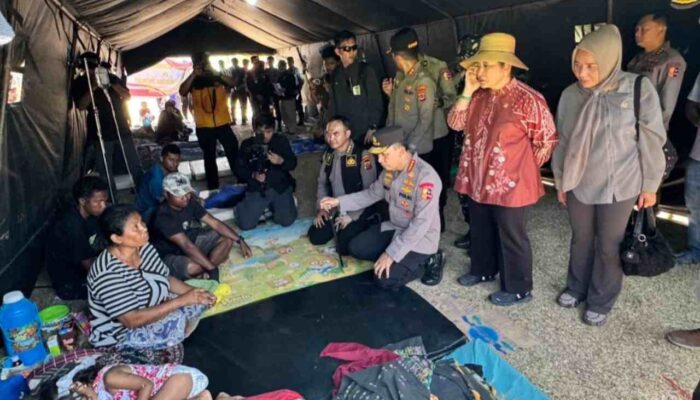 Gempa NTT, Kapolri Tinjau Pengungsian di Manggarai