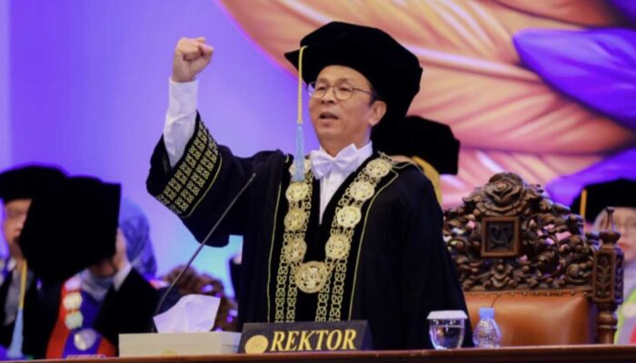 UNAIR Kukuhkan 1.796 Mahasiswa Pascasarjana, Rektor Tekankan Excellence with Morality