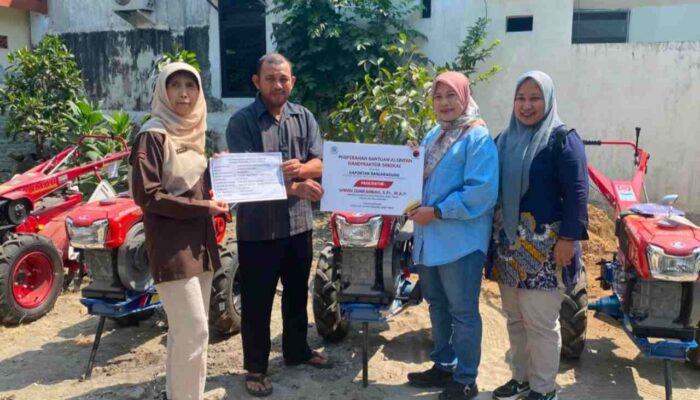 Wujudkan Aspirasi Petani di Jombang, Wiwin Sumrambah Serahkan Bantuan Handtraktor