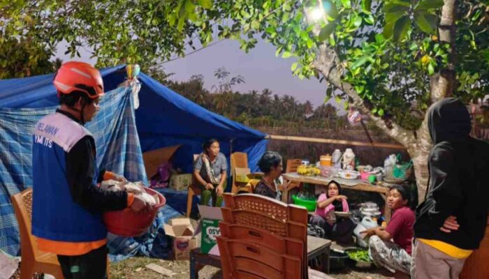 Relawan ITS Temukan 11 Keluarga Bertahan di Tengah Reruntuhan Gempa Nagekeo