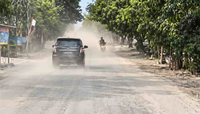 Jalan Bajulan – Kenongorejo Madiun Berdebu, Warga Soroti Minim Penyiraman dan Papan Proyek