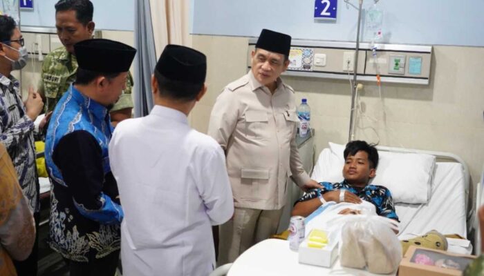 Wamenag Jenguk Santri Manbaul Hikam Usai Dugaan Keracunan MBG, Dorong Investigasi dan Evaluasi
