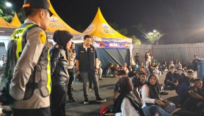Aksi Kapolres Bojonegoro Pantau Langsung Konser NDX AKA dan Bincang Sumringah dengan Penonton