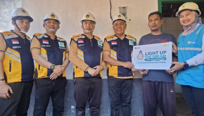 PLN Caruban Nyalakan Harapan Warga Bener Lewat Program Light Up The Dream