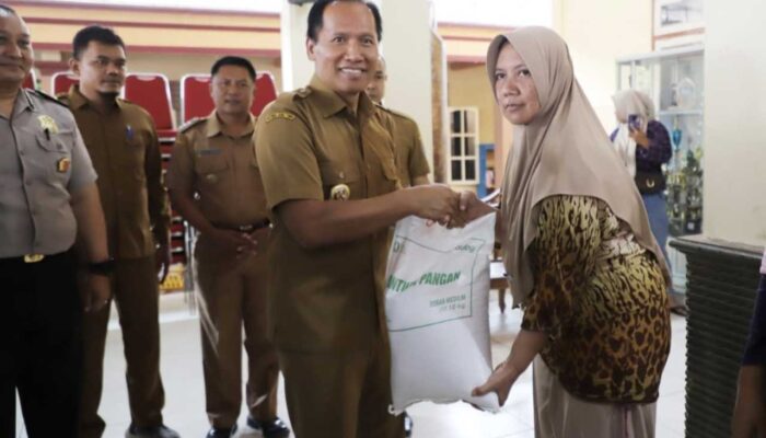 Plt Bupati Tulungagung ABAH Salurkan Bantuan CPP Beras di Kecamatan Sumbergempol
