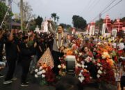 Ratusan Tukang Becak Hingga Pesilat Lepas AKBP Erik Menuju Mojokerto