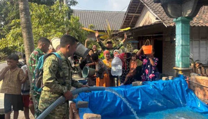 Brigif TP 33 Naga Sesha Salurkan 20.000 Liter Air Bersih Bagi Warga Terdampak Kekeringan di Bojonegoro