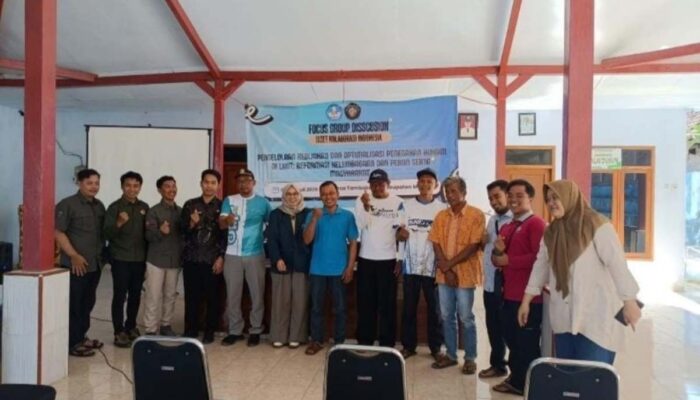 Fasilitasi Legalitas Melaut, Dinas Kelautan Serahkan Puluhan E-BKP ke Nelayan Pasuruan