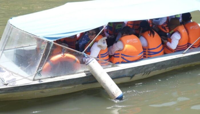 UNAIR Tebar Benih Ikan di Sungai Kalimas, Perkuat Aksi SDGs