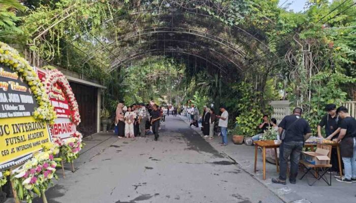 Ultah Iriana dan Gibran, Rumah Jokowi Dibanjiri Karangan Bunga