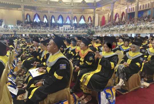 Wisuda UT Surabaya